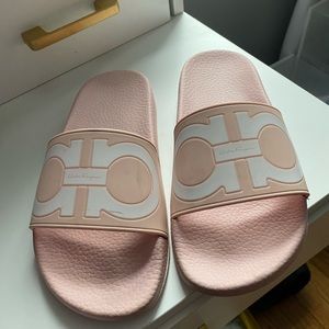 SALVATORE FERRAGAMO
SALVATORE FERRAGAMO GROOVY RUBBER SLIDE size 6